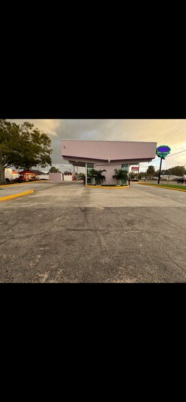 4595 49th St, Saint Petersburg, FL à vendre - Photo du bâtiment - Image 2 de 5