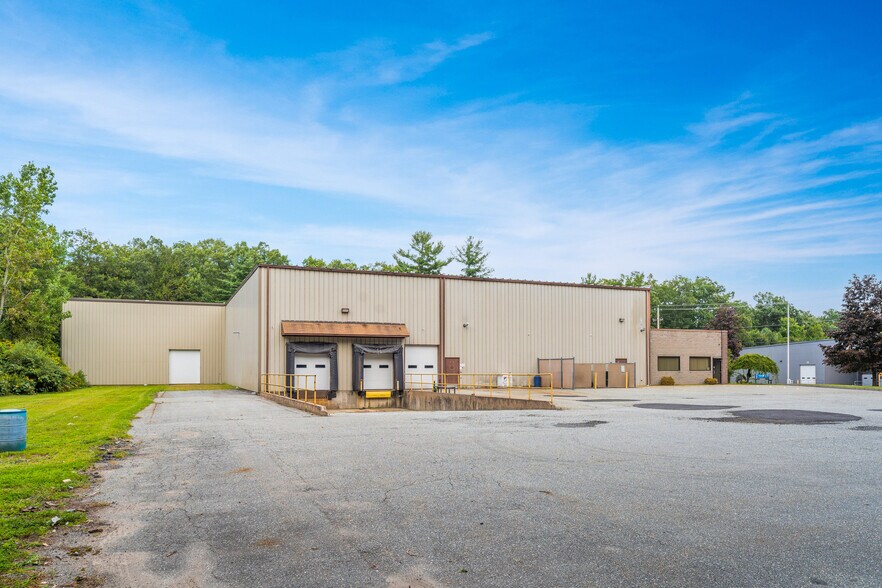 77 Servistar Industrial Way, Westfield, MA à louer - Photo du bâtiment - Image 3 de 7