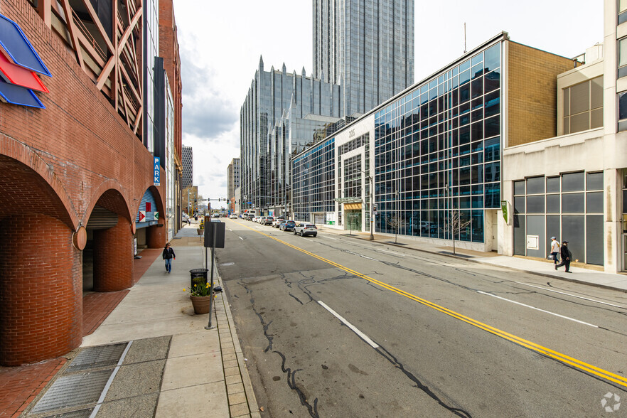 225 Boulevard of the Allies, Pittsburgh, PA for lease - Building Photo - Image 2 of 6