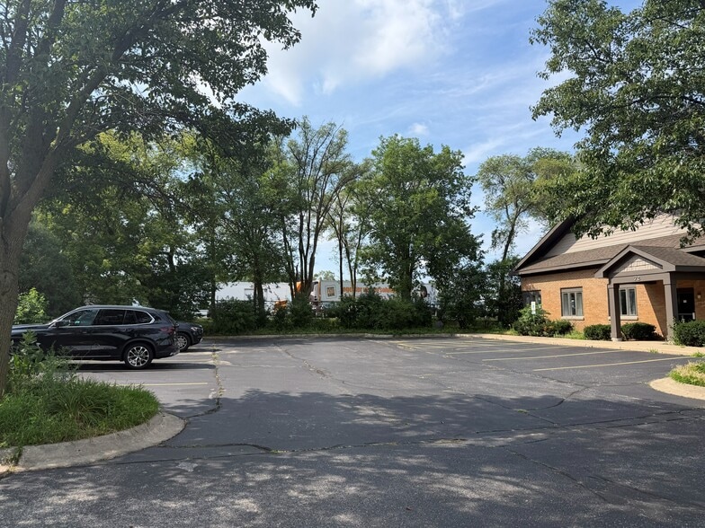 72 East St, Crystal Lake, IL for lease - Building Photo - Image 3 of 33