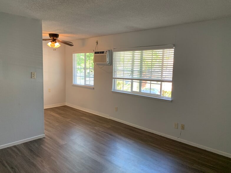 2700 32nd St, Sacramento, CA à vendre - Photo intérieure - Image 2 de 21
