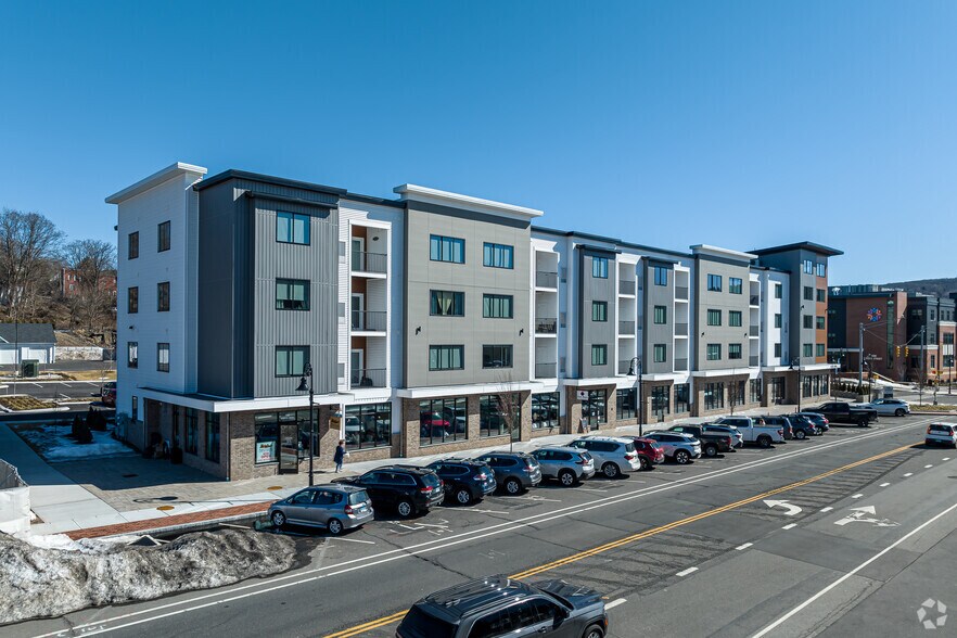 100-110 N Main St, Bristol, CT à louer - Photo du bâtiment - Image 2 de 6