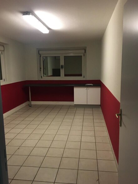 Flex in Gallargues-le-Montueux for lease - Building Photo - Image 3 of 4