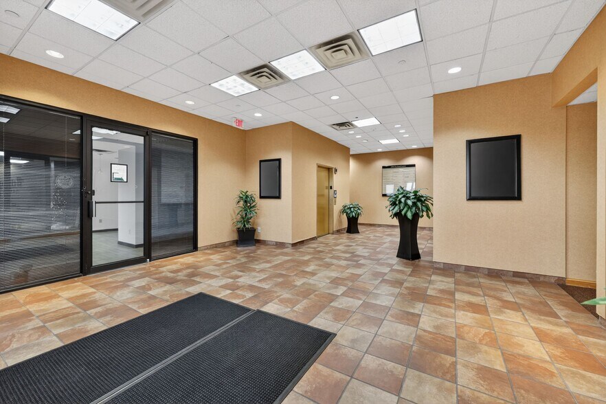 400 TechneCenter Dr, Milford, OH à louer - Photo du bâtiment - Image 2 de 2