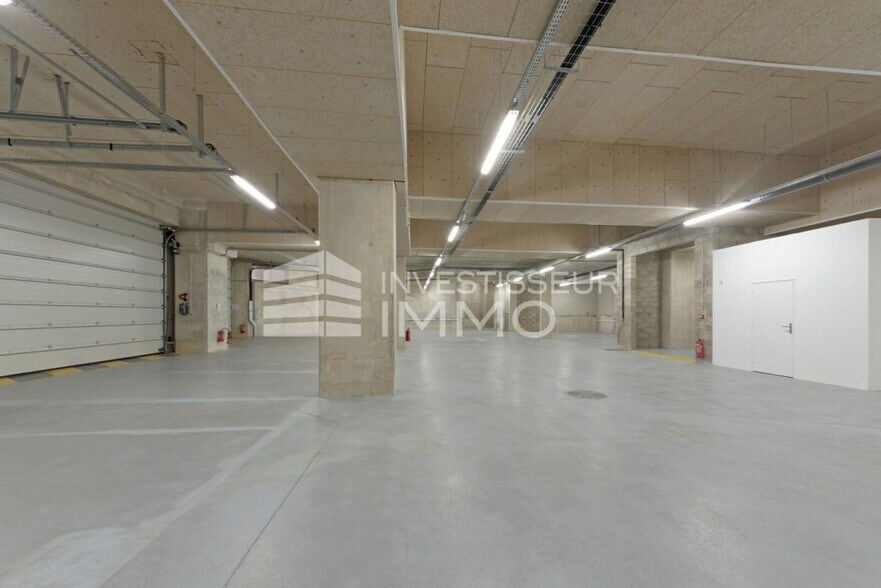 Flex in Paris for lease - Interior Photo - Image 3 of 5