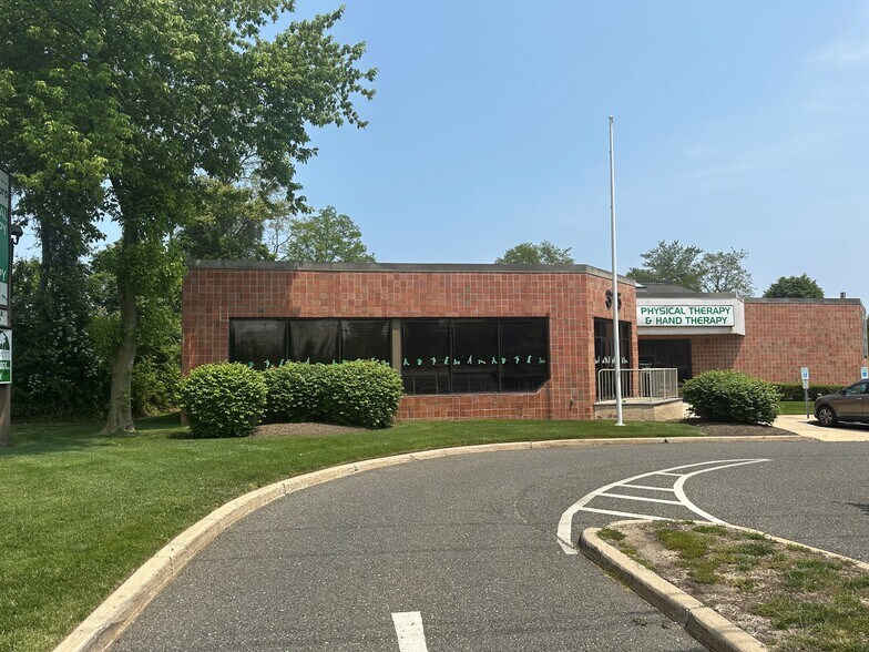 315 Rt 35, Red Bank, NJ à louer - Photo du bâtiment - Image 3 de 14