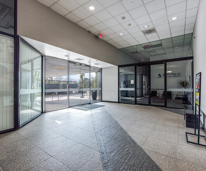 13201 Northwest Fwy, Houston, TX à louer - Hall d’entrée - Image 3 de 6
