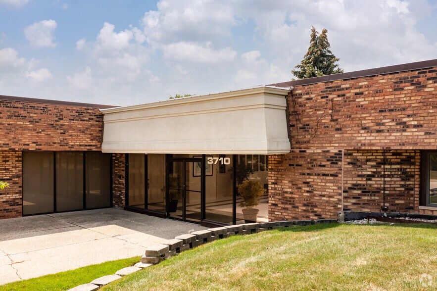 3710 Commercial Ave, Northbrook, IL à louer - Photo du bâtiment - Image 2 de 4