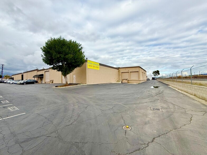 1009-1033 Brooks St, Ontario, CA for lease - Building Photo - Image 2 of 11