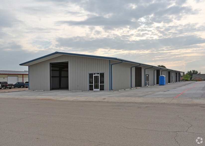 301 Thomas Pl, Everman, TX for lease - Building Photo - Image 2 of 35