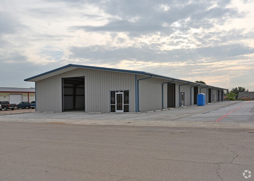 301 Thomas Pl, Everman, TX à louer - Photo du bâtiment - Image 2 de 35