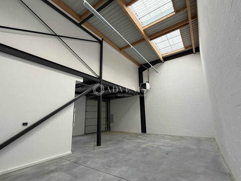 Flex in Lieusaint for lease - Interior Photo - Image 2 of 7