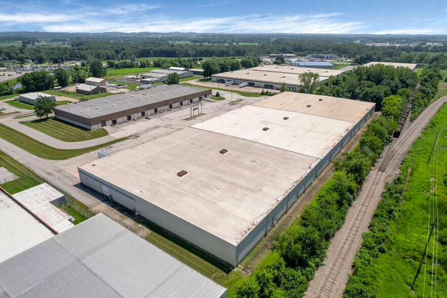 2051 James Pky, Heath, OH à louer - Photo du bâtiment - Image 2 de 7