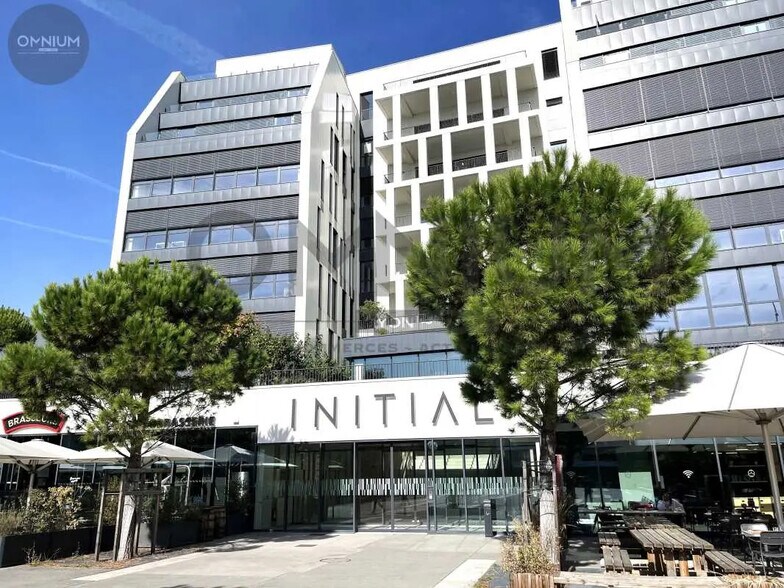 Bureau dans Vénissieux à louer - Photo du bâtiment - Image 2 de 15