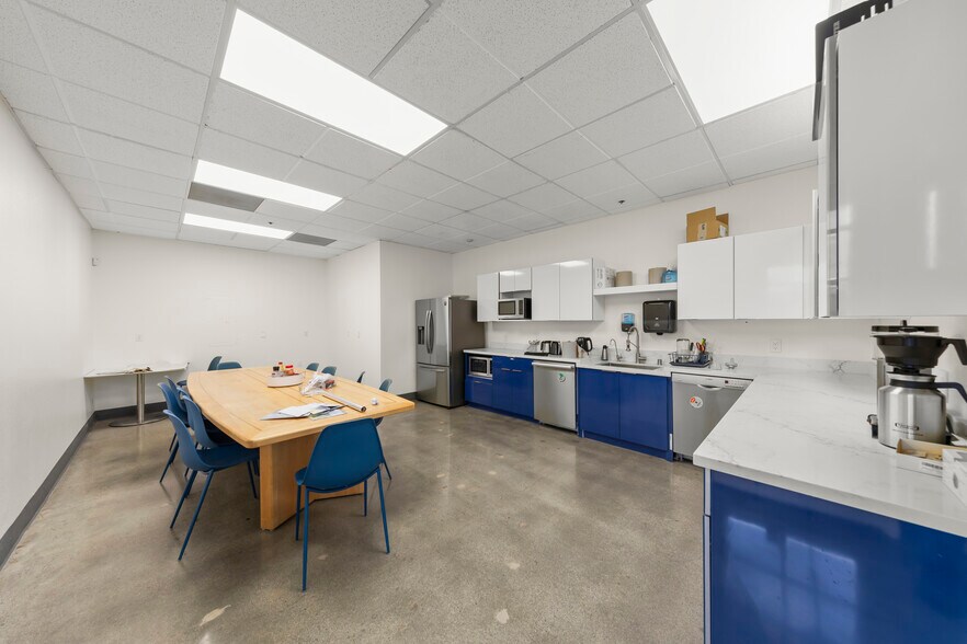 400 Seaport Ct, Redwood City, CA à louer - Photo du bâtiment - Image 3 de 24