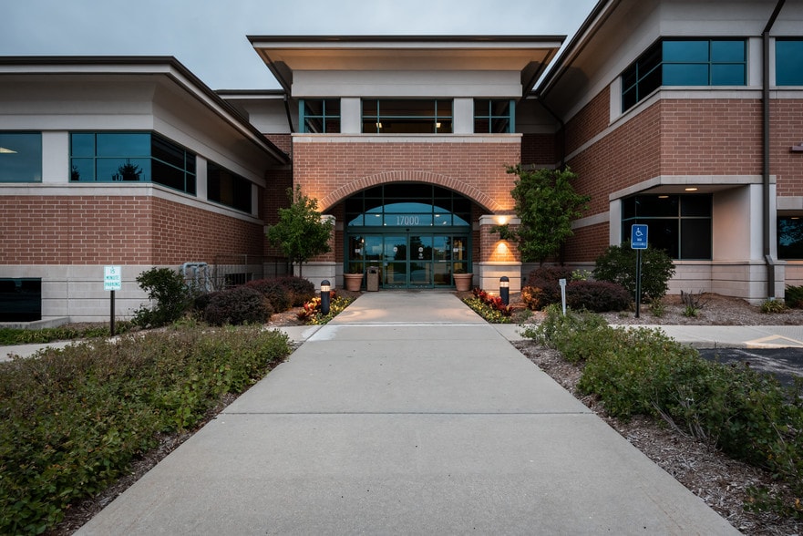 17000 W North Ave, Brookfield, WI for lease - Building Photo - Image 3 of 14