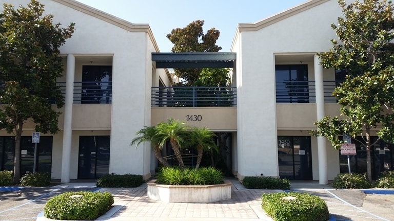 1430 E Cooley Dr, Colton, CA à louer - Photo du bâtiment - Image 1 de 10