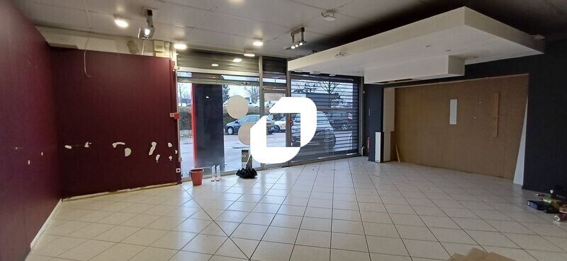 Retail in Buchelay for lease - Interior Photo - Image 3 of 6
