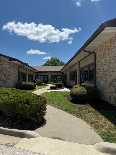 13460 S Arapaho Dr, Olathe, KS à louer - Photo du bâtiment - Image 3 de 16