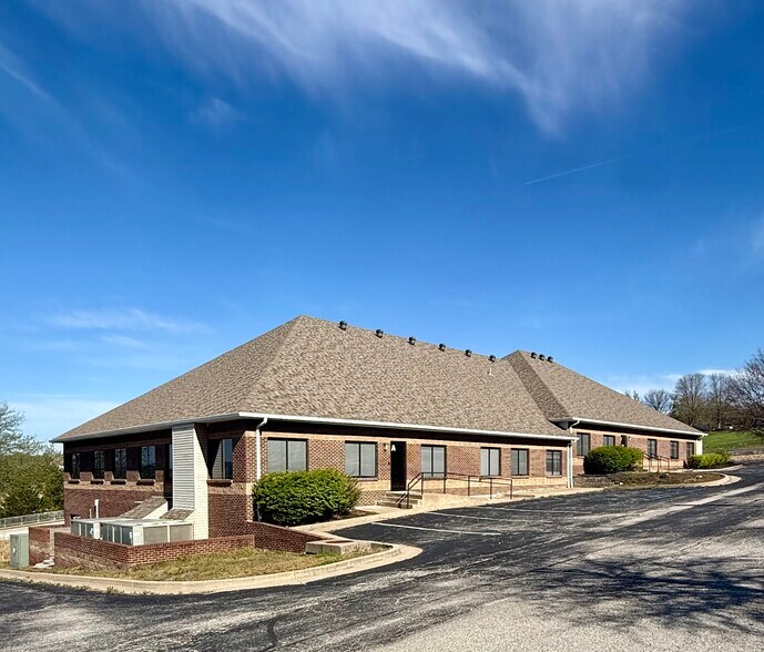 919 Wildwood Dr, Jefferson City, MO à vendre - Photo du bâtiment - Image 2 de 5