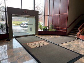 220 Salina Meadows Pky, Syracuse, NY à louer Photo intérieure- Image 2 de 3