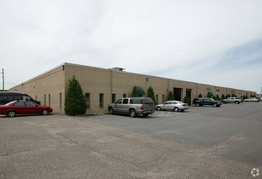 2974-2982 Cleveland Ave N, Roseville, MN à louer - Photo du bâtiment - Image 2 de 5