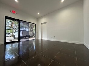 2075 N Powerline Rd, Pompano Beach, FL à louer Photo intérieure- Image 2 de 4