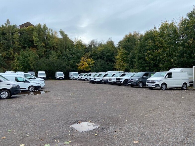 Rear Compound, Glebeland Centre, Vincent Lane, Dorking à louer - Photo principale - Image 1 de 3