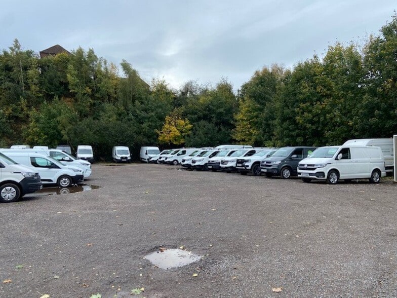 Rear Compound, Glebeland Centre, Vincent Lane, Dorking for lease - Primary Photo - Image 1 of 3