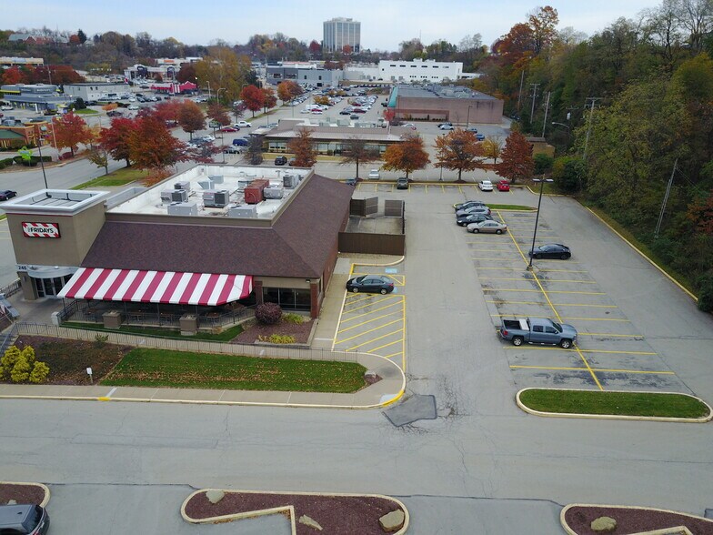 240 Mall Blvd, Monroeville, PA à louer - Photo du bâtiment - Image 2 de 3