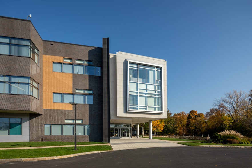 610 Lincoln St, Waltham, MA for lease - Building Photo - Image 2 of 8