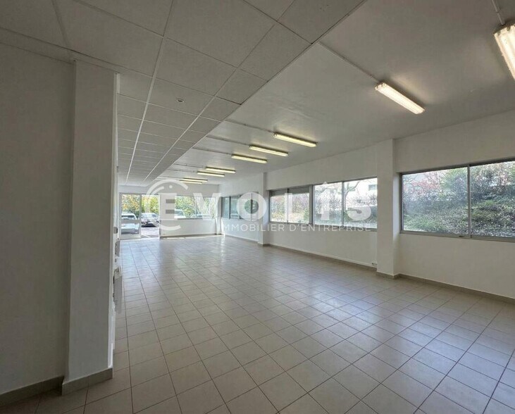 Flex in Palaiseau for lease - Interior Photo - Image 2 of 8