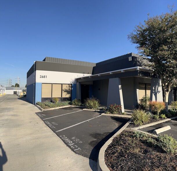 2651 W Woodland Dr, Anaheim, CA for lease - Primary Photo - Image 1 of 19