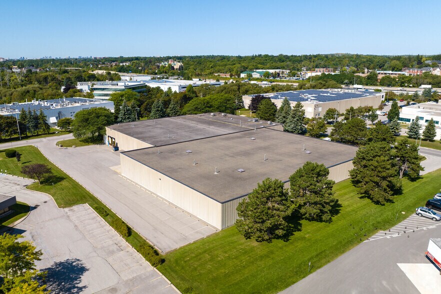 585 Granite Ct, Pickering, ON à vendre - Photo du bâtiment - Image 2 de 6