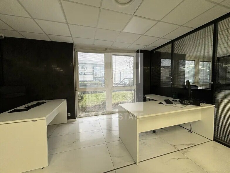 Office in Bron for lease - Building Photo - Image 2 of 20