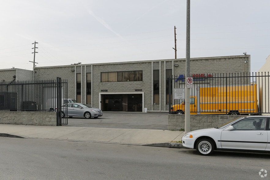 14938-14942 Delano St, Van Nuys, CA for lease - Building Photo - Image 3 of 4