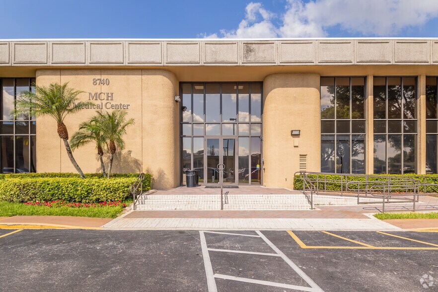 8700 N Kendall Dr, Miami, FL à louer - Photo du bâtiment - Image 3 de 8