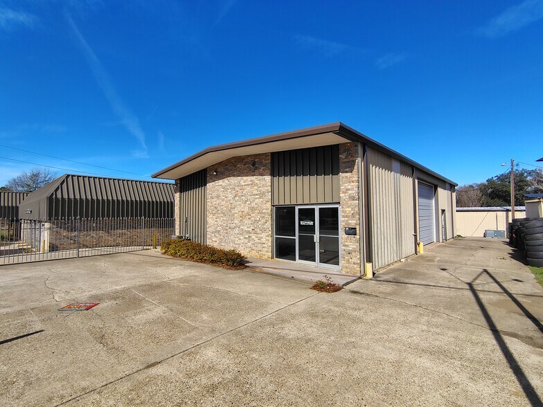 915 E Georgia Ave, Ruston, LA à louer - Photo du bâtiment - Image 3 de 5