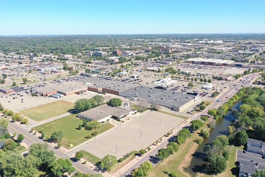 15290 Pennock Ln, Apple Valley, MN à vendre - Photo du bâtiment - Image 3 de 3