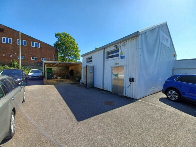 20 Waterloo Rd, Aldershot à vendre - Photo du bâtiment - Image 3 de 9