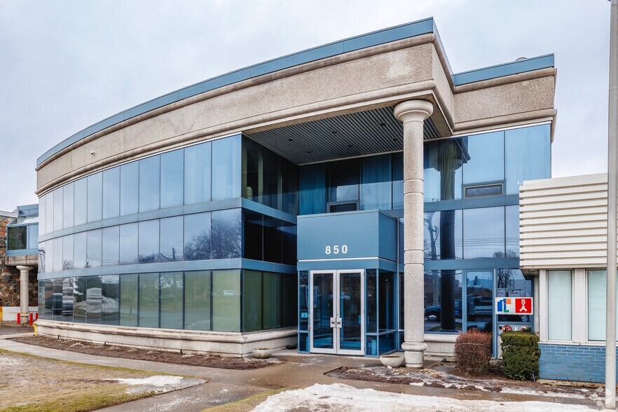 850 Montée de Liesse, Montréal, QC for sale - Building Photo - Image 2 of 15