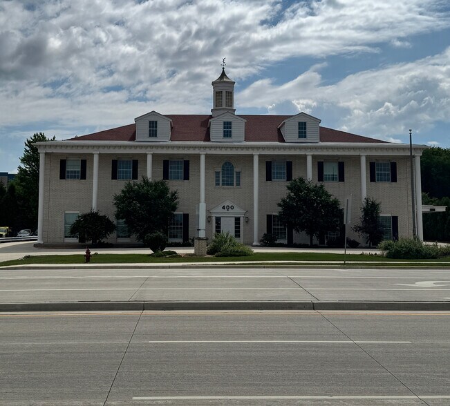 400 N Moorland Rd, Brookfield, WI à vendre - Photo du bâtiment - Image 1 de 13