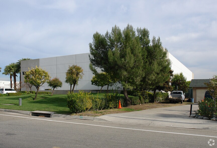 13951 Magnolia Ave, Chino, CA à vendre - Photo du bâtiment - Image 2 de 2