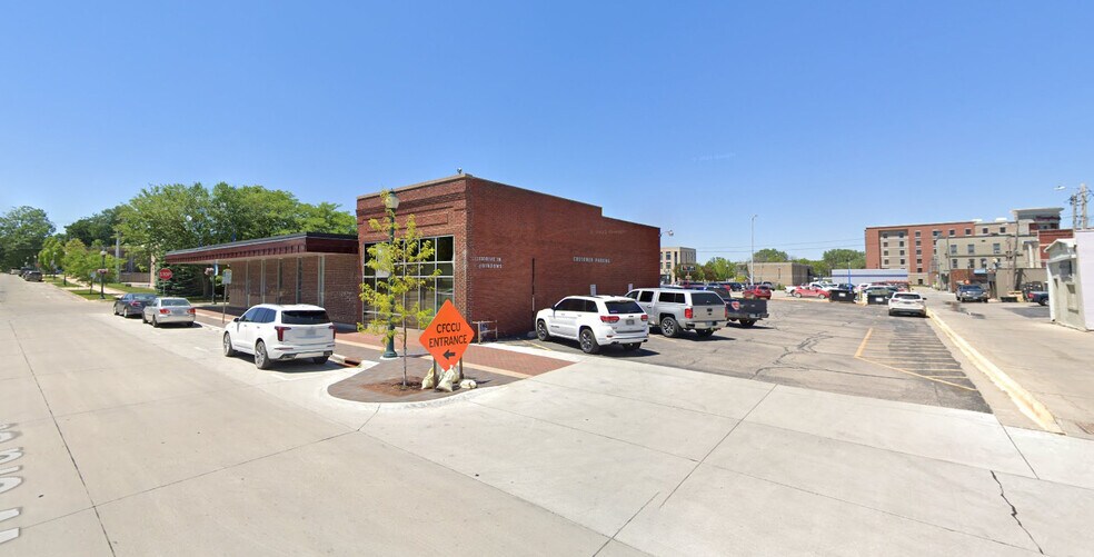222 Washington St, Cedar Falls, IA for sale - Building Photo - Image 2 of 3