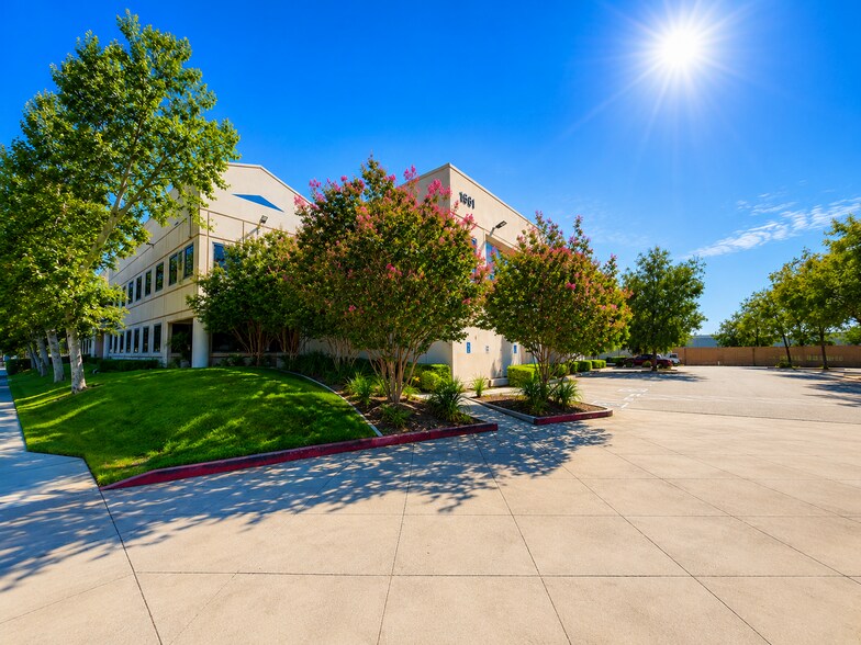 1561 Eastridge Ave, Riverside, CA à louer - Photo du bâtiment - Image 2 de 3