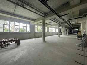 Flex in RUE MAURICE GUNSBOURG for lease Interior Photo- Image 2 of 4