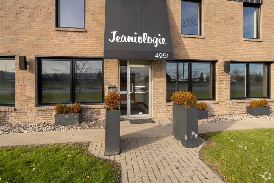 4951-4953 Boul De La Côte-Vertu, Saint-Laurent, QC for lease - Building Photo - Image 2 of 4