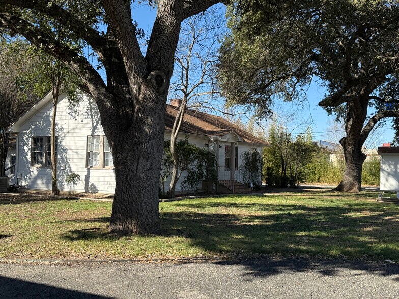 1117 E Court St, Seguin, TX à louer - Photo principale - Image 1 de 11