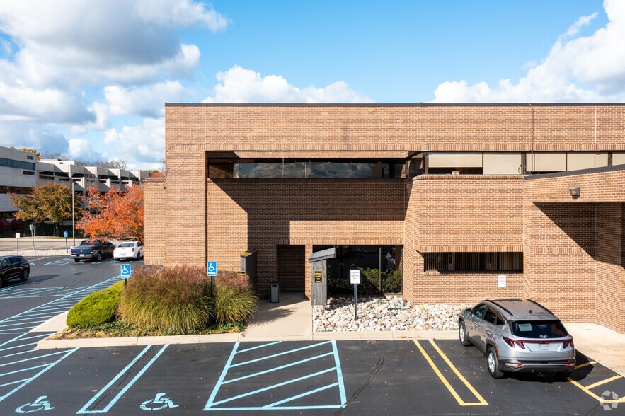 29275 Northwestern Hwy, Southfield, MI for sale - Building Photo - Image 2 of 14