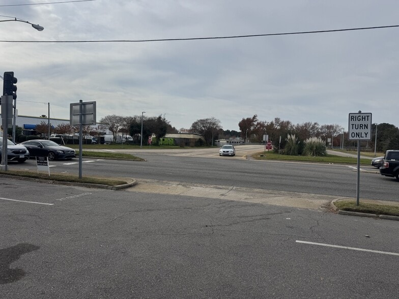 138 S Rosemont Rd, Virginia Beach, VA for lease - Building Photo - Image 2 of 10